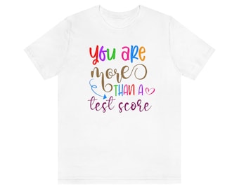 Könnte beinhalten: Weißes T-Shirt mit dem Text "You are more than a test score" in Regenbogenfarben.