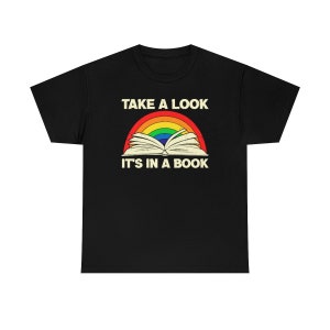 Schau mal, es ist in einem Buch-T-Shirt