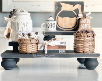 Decoración artesanal para cafetería: bandeja de varios niveles, cucharas de madera, cucharón y letrero.