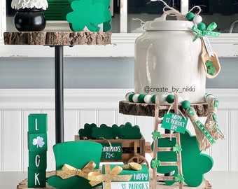 Bandeja escalonada del Día de San Patricio / Tréboles / Pila de libros / Guirnalda / Pala para bote Rae Dunn
