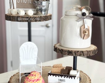 Decoración de bandeja escalonada para s'mores: Mini hoguera, malvaviscos y detalles de camping.