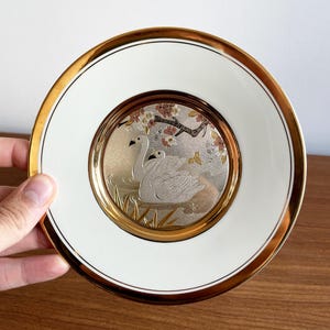 Japanese Decorative Chokin Plate Depicting Swans in a Pond, 24K Gold and Silver