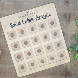 Op de afbeelding: Een houten bord met de tekst "Solid Color Acrylic" en "Blackburn Rd. Designs" erop. Het bord heeft 25 vierkante uitsparingen met een cirkel in het midden van elke uitsparing.
