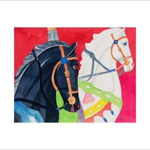 K&ouml;nnte beinhalten: Aquarellmalerei von zwei Karussellpferden. Ein Pferd ist schwarz mit einem braunen Zaumzeug und blauen Akzenten, das andere ist wei&szlig; mit einem braunen Zaumzeug und blauen Akzenten. Der Hintergrund ist rot. Die Pferde haben bunte S&auml;ttel.