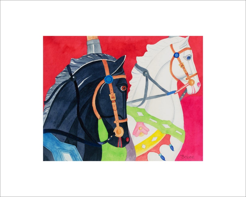 K&ouml;nnte beinhalten: Aquarellmalerei von zwei Karussellpferden. Ein Pferd ist schwarz mit einem braunen Zaumzeug und blauen Akzenten, das andere ist wei&szlig; mit einem braunen Zaumzeug und blauen Akzenten. Der Hintergrund ist rot. Die Pferde haben bunte S&auml;ttel.
