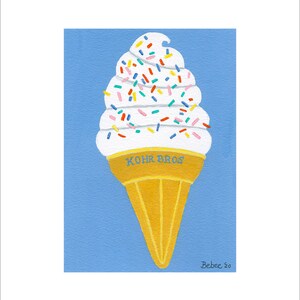 Pu&ograve; includere: Illustrazione di un cono gelato con granella colorata. Il gelato &egrave; bianco e il cono &egrave; giallo. Il testo "KOHR BROS" &egrave; sul cono e la firma dell'artista "Bebee '20" &egrave; in basso a destra. Lo sfondo &egrave; azzurro.