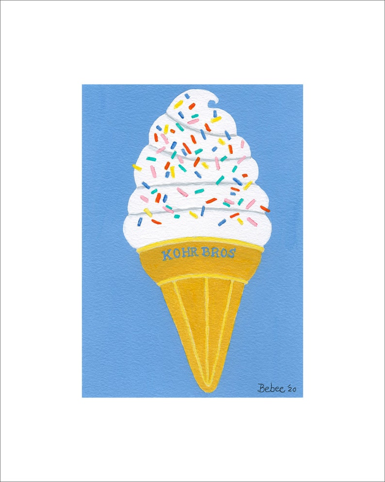 Pu&ograve; includere: Illustrazione di un cono gelato con granella colorata. Il gelato &egrave; bianco e il cono &egrave; giallo. Il testo "KOHR BROS" &egrave; sul cono e la firma dell'artista "Bebee '20" &egrave; in basso a destra. Lo sfondo &egrave; azzurro.