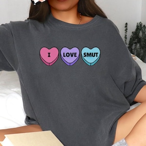 I Love Smut T-Shirt - Spicy Book Lover Tee - Funny Dark Romance Shirt - Cute Bookish Gift for Romance Readers - Bookish Valentines Shirt