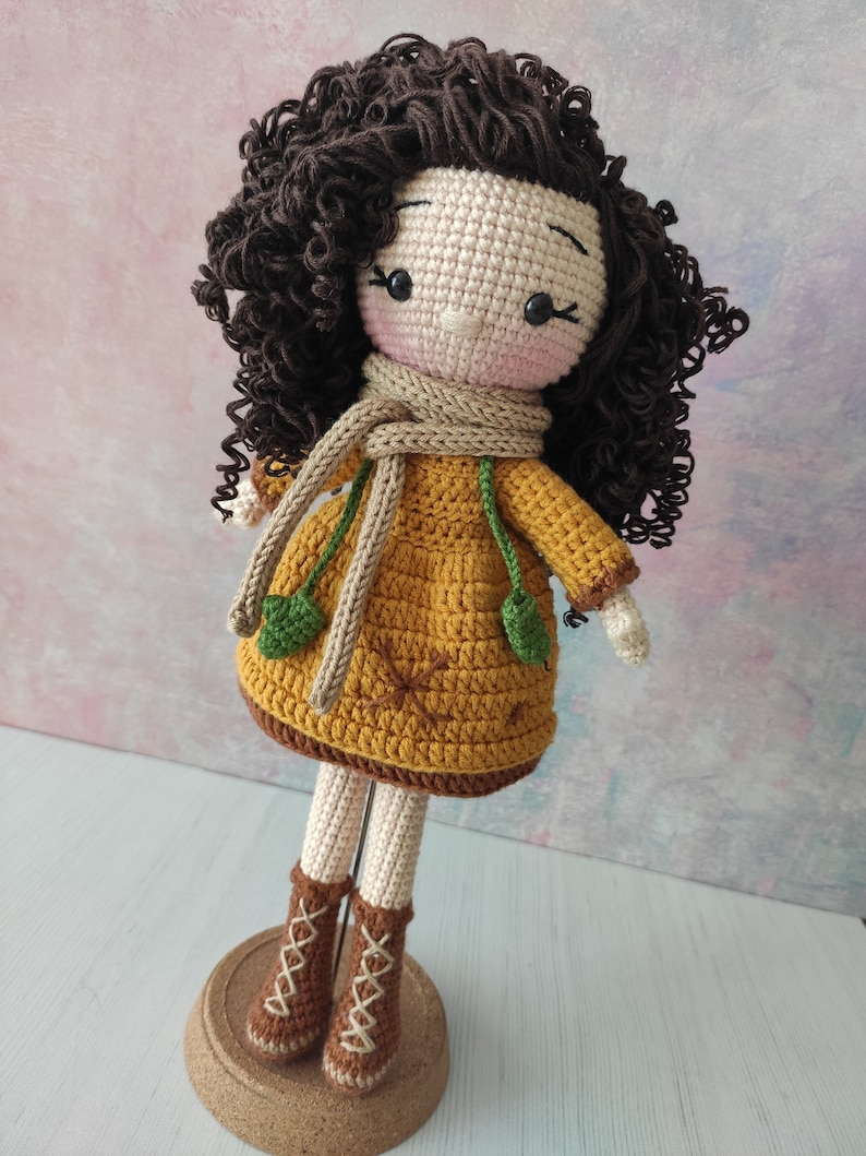 Muñeca de pelo rizado de ganchillo en venta, muñeca princesa, muñeca Amigurumi en venta, muñeca peluda Amigurumi, muñeca rellena, muñeca de abrazo, niña Amigurumi imagen 1