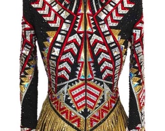 Könnte beinhalten: Eine schwarze Showjacke mit einem geometrischen Muster in Rot, Weiß und Gold. Die Jacke hat einen Reißverschluss und einen goldenen Fransenbesatz.
