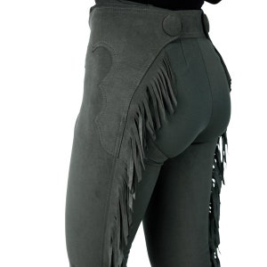 Può includere: Calzoni da equitazione di colore grigio scuro con un pannello in pelle con frange sulla gamba sinistra.
