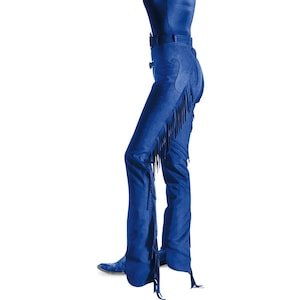 Könnte beinhalten: Blaue Wildleder-Reithosen mit Fransen. Die Chaps werden von einer Person getragen und haben einen Gürtelschlaufen an der Taille.