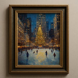 Può includere: Dipinto incorniciato di una scena invernale notturna con un grande albero di Natale in una piazza della città. Le persone pattinano su una pista di pattinaggio, circondate da edifici illuminati. L'opera d'arte è in una cornice scura e ornata.