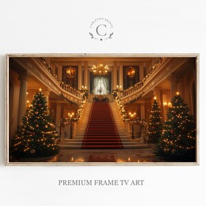Könnte beinhalten: Gerahmter Druck eines prächtigen Treppenhauses, das für Weihnachten geschmückt ist. Das Bild zeigt einen roten Teppich, Weihnachtsbäume und eine kunstvolle Beleuchtung. Der Text "PREMIUM FRAME TV ART" befindet sich unten.
