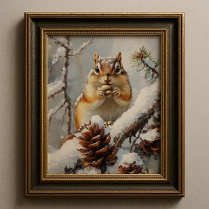 Può includere: Opera d'arte incorniciata raffigurante uno scoiattolo che tiene una noce, appollaiato su un ramo innevato con pigne. Il dipinto ha un tema invernale, con una rappresentazione dettagliata della pelliccia dello scoiattolo e dell'ambiente innevato. La cornice è color oro scuro.