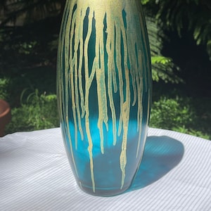 Jarrón de vidrio pintado con tinta de alcohol verde azulado y dorado