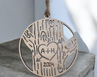 Adorno de árbol de madera tallada, regalo de aniversario, iniciales y fecha