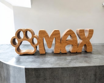 Letrero de madera personalizado con el nombre de tu mascota y huella de pata.