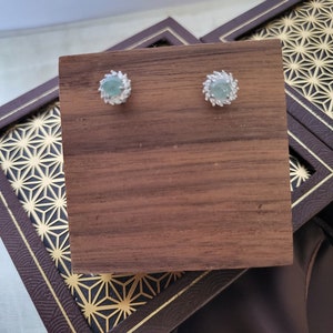 Jadeit Ohrringe grade a grüne Jade schlichte Ohrstecker durchscheinend mit Kristallen Ohrstecker