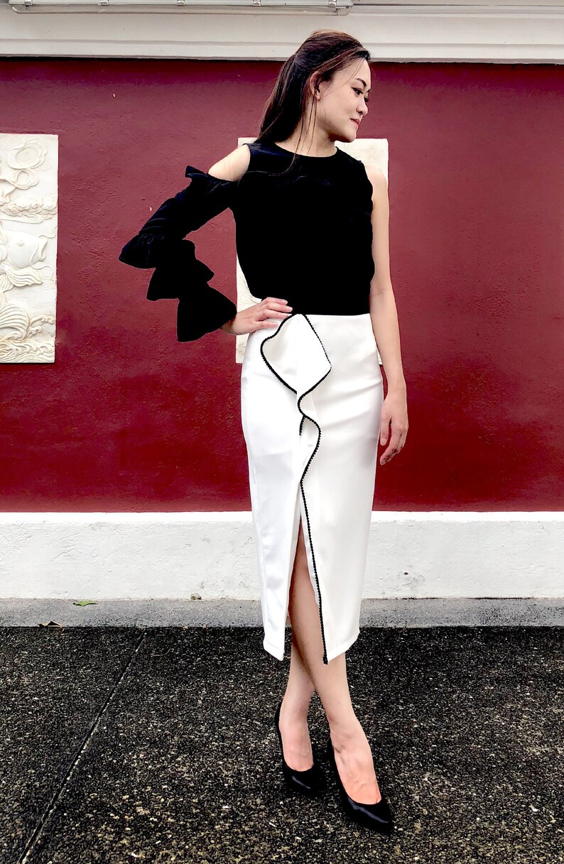 Petite to Regular Women Freda schwarz ein symmetrisches futuristisches One Shoulder Rüschen Ärmel Top Bild 2