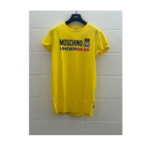 Camiseta de algodón con estampado de oso de peluche amarillo Underbear de Moschino Underwear Jeremy Scott, colección Otoño/Invierno 2020.