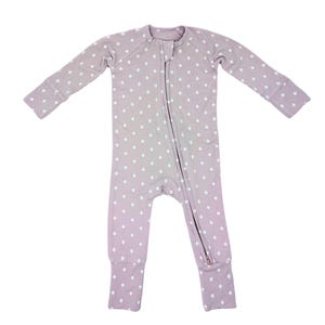 Op de afbeelding: Een lichtpaarse baby romper met een wit ruitjespatroon en een ritssluiting aan de voorkant.