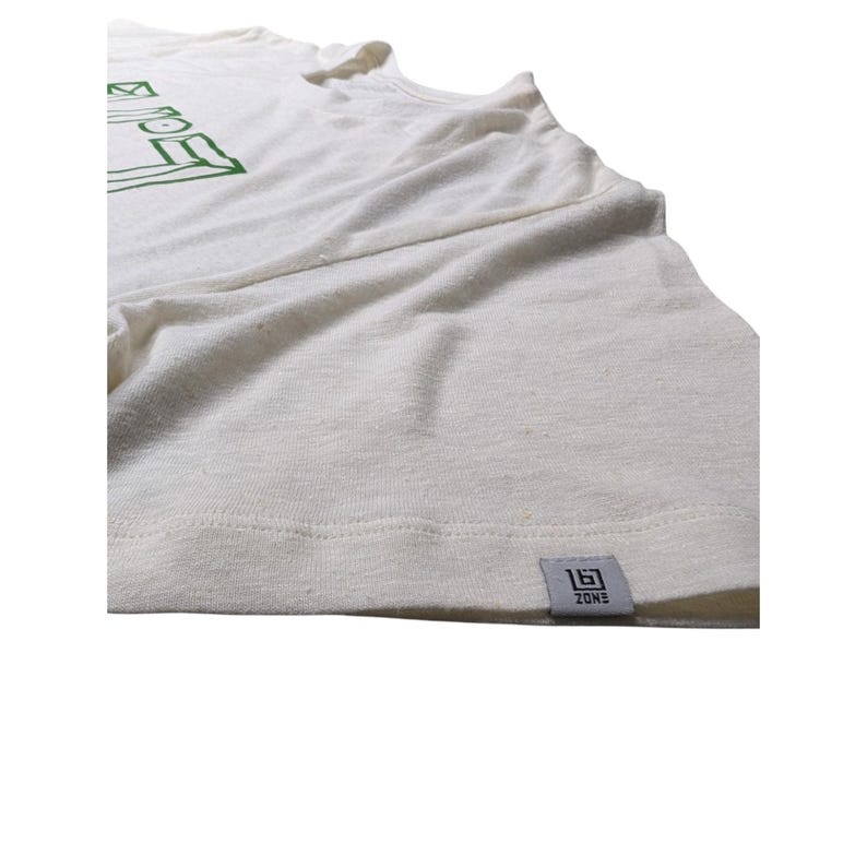 Dettaglio logo ricamato su T-shirt sostenibile unisex
