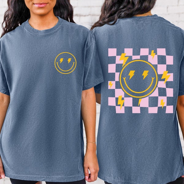 Comfort Colors® Kariertes Muster Bolt Smiley-Gesicht Shirt, Retro Smile Shirt, trendiges Smiley Tshirt, glückliches Gesicht Grafik, Blitz Smiley T-Shirt