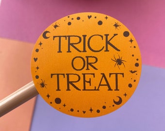 Adesivos de Halloween de gostosuras ou travessuras - Adesivos térmicos à prova d'água - Adesivos redondos de 2" - Festa de Halloween - Etiquetas de adesivos comerciais - Rosa Laranja Branco