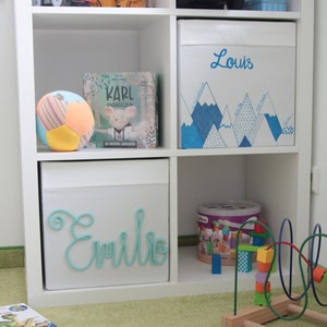 personalisierte Kinder Jungen Aufbewahrungsbox mit Namen, blaue Berge, Ikea Kallax, Geburt, Geschenk, Spielzeugkiste Universal, Dreiecke