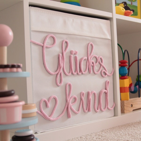 personalisierte Kinder Mädchen Aufbewahrungsbox mit Namen, Schriftzug aus Wolle, Pastellfarben, Ikea Kallax, Geburt, Geschenk, Spielzeug