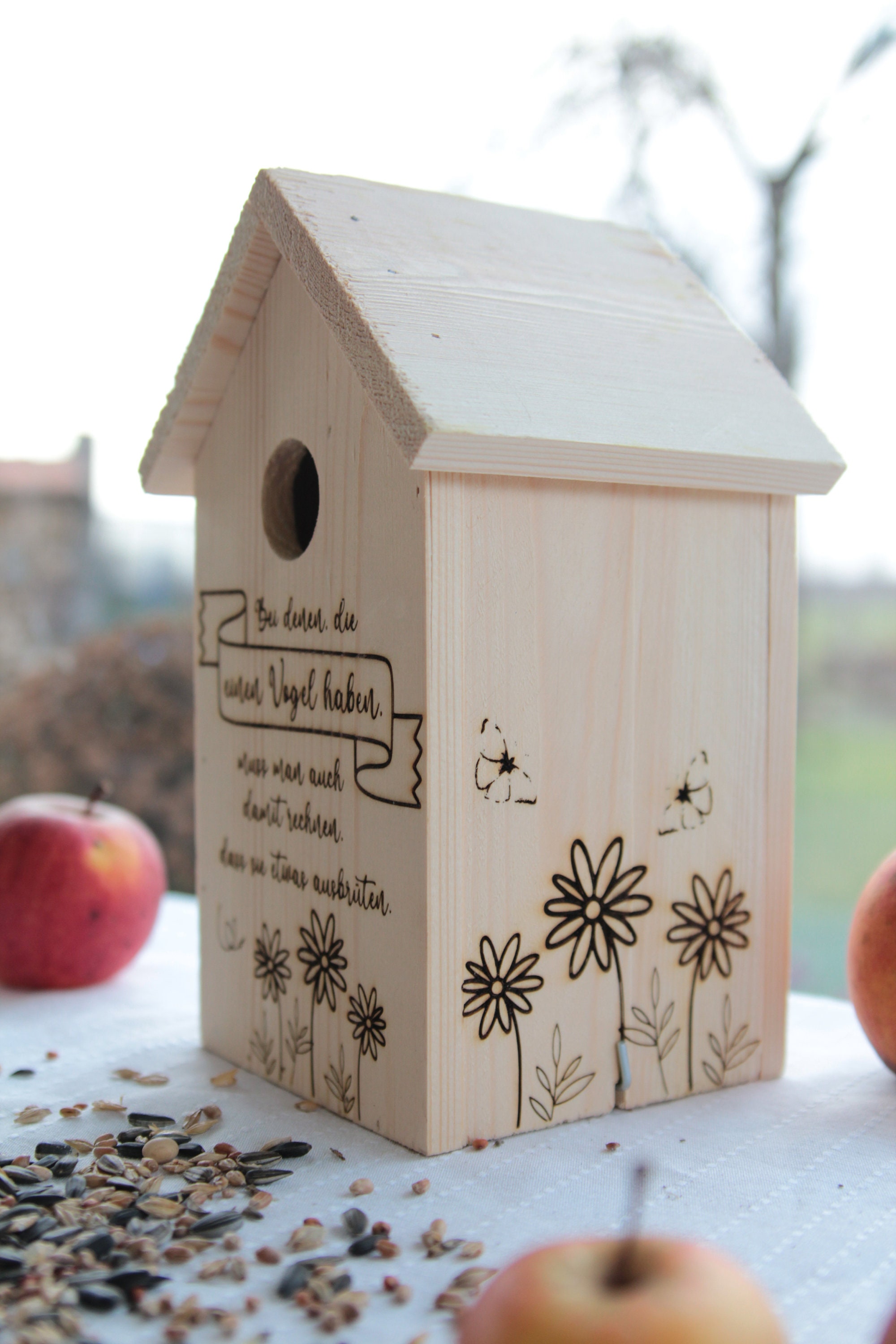 Vogelhaus/Nistkasten mit Spruch aus Holz für Meisen, Vögel / Deko für