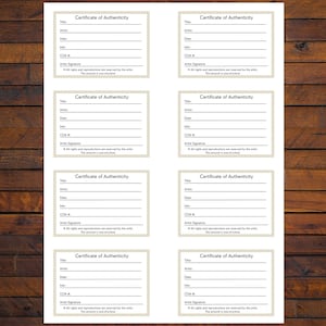 Op de afbeelding: Een vel met acht crèmekleurige certificaten van echtheid met een decoratieve rand. Elk certificaat heeft velden voor titel, artiest, datum, info, COA # en handtekening van de artiest. De tekst "Alle rechten en reproducties zijn voorbehouden aan de kunstenaar. Dit kunstwerk is uniek" is opgenomen.