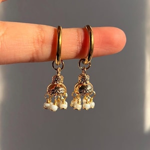 Mini jhumkas, aros dorados, pendientes del sur de Asia, jhumkas del sur de Asia, jhumkas para bebés, aros con perlas de vidrio, pendientes de Diwali