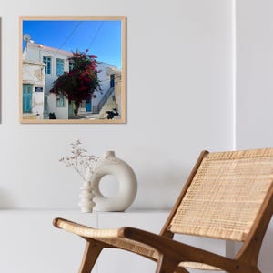 Lámina artística de patio con dibujos animados – Arte mural de casa griega – Póster de buganvilla rosa – Arte pop de la isla de Paros – Decoración colorida para viajes de verano