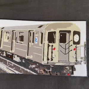 Può includere: Un'illustrazione in stile vintage di un treno della metropolitana con uno schema di colori grigio e beige. Il treno ha una grande "S" sul lato, che indica che è un treno navetta. Il treno è sui binari e sembra essere in movimento.