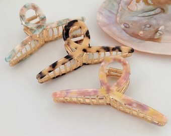 Elegant Hair Claw Clip: Gold Metal, Chic Barrette