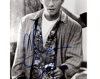 ケイリー・クオコのサイン入り8x10写真（ホログラムカード付き