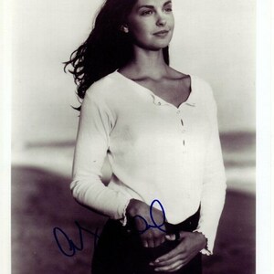 Ashley Judd signed 8x10 photo w/ hologram coa