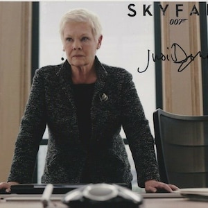 Judi dench signed james bond 007 skyfall photo w/ hologram coa