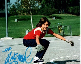 ケイリー・クオコのサイン入り8x10写真（ホログラムカード付き