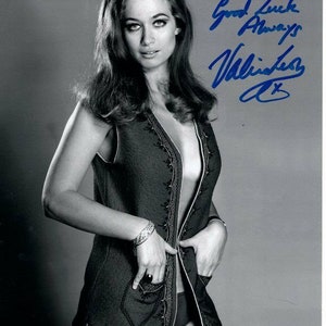 Valerie leon signed james bond girl 007 spy who loved me photo w/ hologram coa