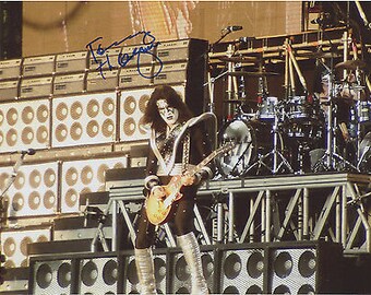 トミー・セイヤーのサイン入り8x10キッスギタリスト写真 - ジョンへ