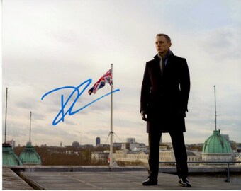 Daniel Craig signed James Bond 8x10 photo w/ hologram coa