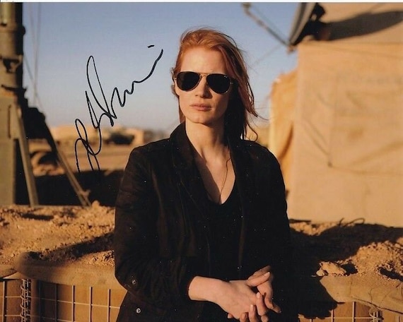 ジェシカ・チャスティン直筆サイン入り超大型写真…Jessica Chastain Jessica Chastain Signed Zero Dark Thirty Photo W/ Hologram