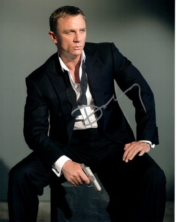 ダニエル・クレイグのサイン入りジェームズ・ボンド 8x10 写真