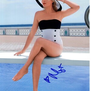 Margot Robbie Signed 8x10 photo w/ hologram COA
