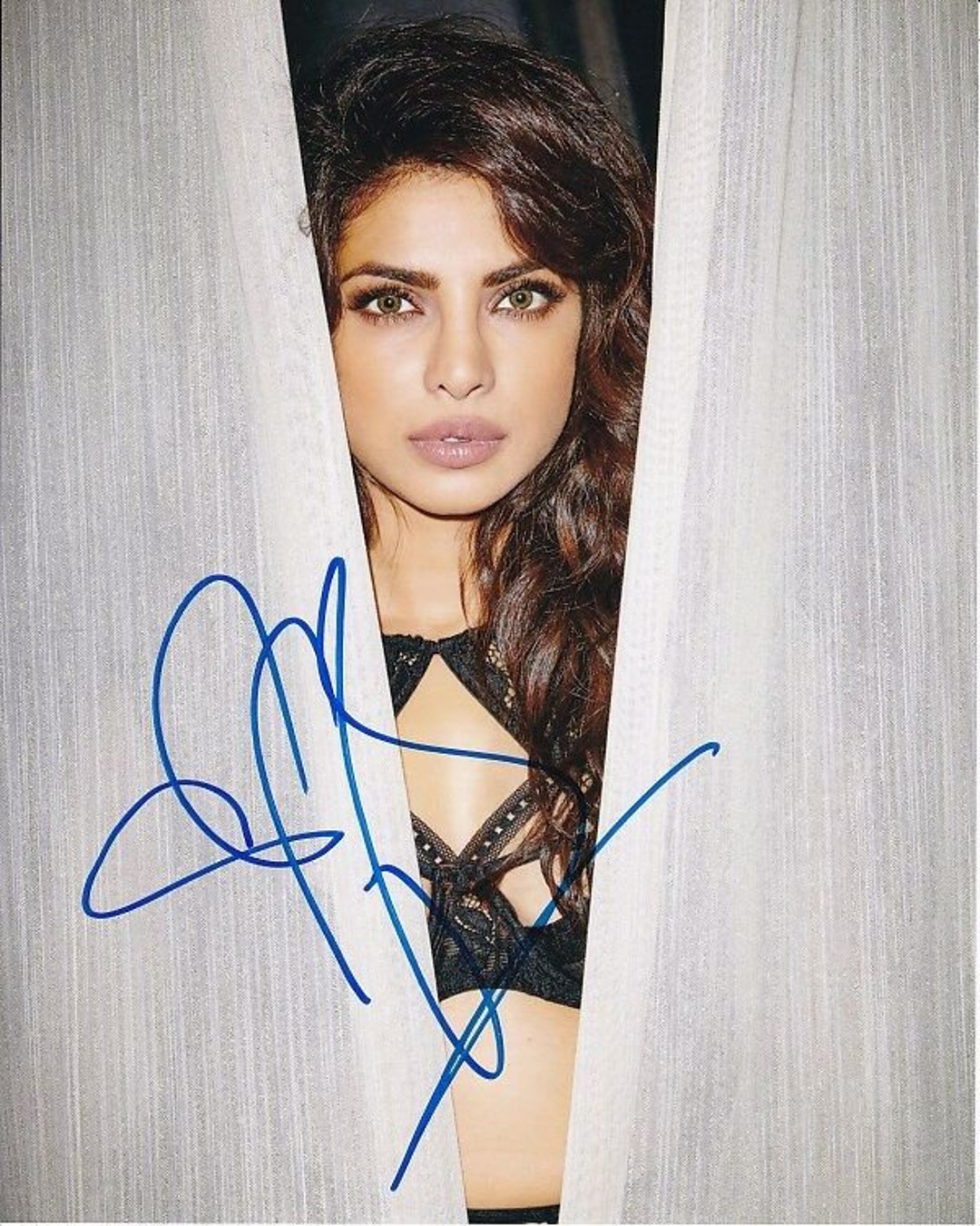 直筆サイン入り写真 プリヤンカー・チョープラー 俳優/フレーム別/SA鑑定済 il_1080xN.3467571344_7kmp.jpg