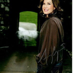 Amy Grant signed 8x10 photo w/ hologram coa