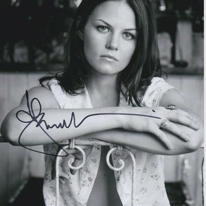 Jennifer Morrison signed 8x10 photo w/ hologram coa
